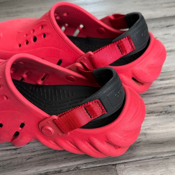 CROCS Men Vibrant Red Water Shoes - Picture 6 of 12